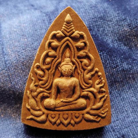 ขุนแผนเนื้อว่านผสมผงรกแมวหลวงปู่คำบุ (ว่านดอกทอง)