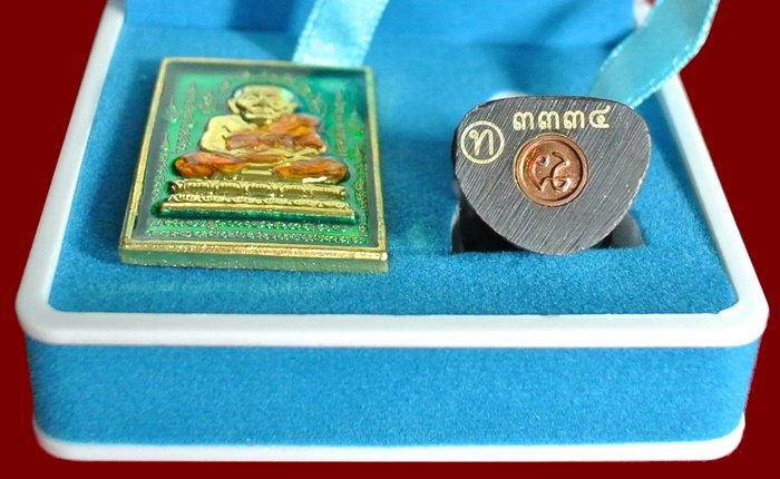 หลวงปู่ทวด หมื่นยันต์ รุ่นรวยหายห่วง ชุดพิเศษทอดกฐิน วัดช้างไห้ เนื้อฝาบาตรลงยาสีเขียว หมายเลข ๓๓๓๔