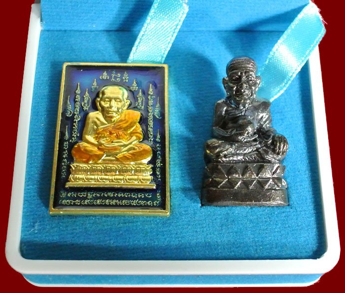 หลวงปู่ทวด หมื่นยันต์ รุ่นรวยหายห่วง ชุดพิเศษทอดกฐิน วัดช้างไห้ เนื้อฝาบาตลงยาสีน้ำเงิน หมายเลข ๓๓๘๒