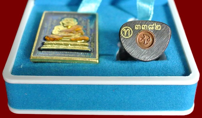 หลวงปู่ทวด หมื่นยันต์ รุ่นรวยหายห่วง ชุดพิเศษทอดกฐิน วัดช้างไห้ เนื้อฝาบาตลงยาสีน้ำเงิน หมายเลข ๓๓๘๒