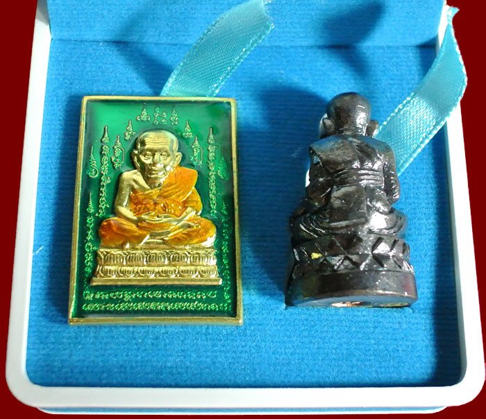 หลวงปู่ทวด หมื่นยันต์ รุ่นรวยหายห่วง ชุดพิเศษทอดกฐิน วัดช้างไห้ เนื้อฝาบาตรลงยาสีเขียว หมายเลข ๓๓๔๕