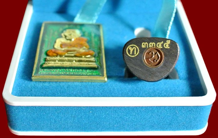 หลวงปู่ทวด หมื่นยันต์ รุ่นรวยหายห่วง ชุดพิเศษทอดกฐิน วัดช้างไห้ เนื้อฝาบาตรลงยาสีเขียว หมายเลข ๓๓๔๕