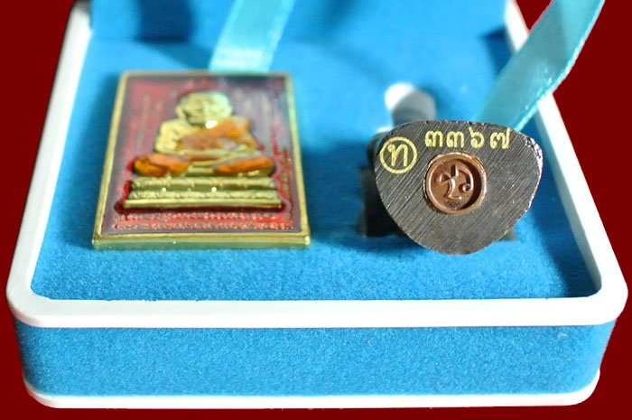 หลวงปู่ทวด หมื่นยันต์ รุ่นรวยหายห่วง ชุดพิเศษทอดกฐิน วัดช้างไห้ เนื้อฝาบาตลงยาสีแดง หมายเลข ๓๓๖๗