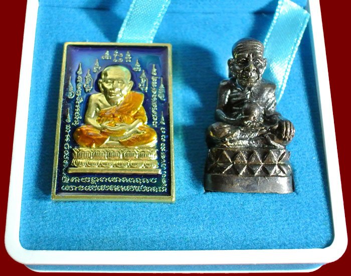 หลวงปู่ทวด หมื่นยันต์ รุ่นรวยหายห่วง ชุดพิเศษทอดกฐิน วัดช้างไห้ เนื้อฝาบาตลงยาสีน้ำเงิน หมายเลข ๓๓๐๕
