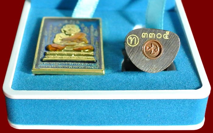 หลวงปู่ทวด หมื่นยันต์ รุ่นรวยหายห่วง ชุดพิเศษทอดกฐิน วัดช้างไห้ เนื้อฝาบาตลงยาสีน้ำเงิน หมายเลข ๓๓๐๕