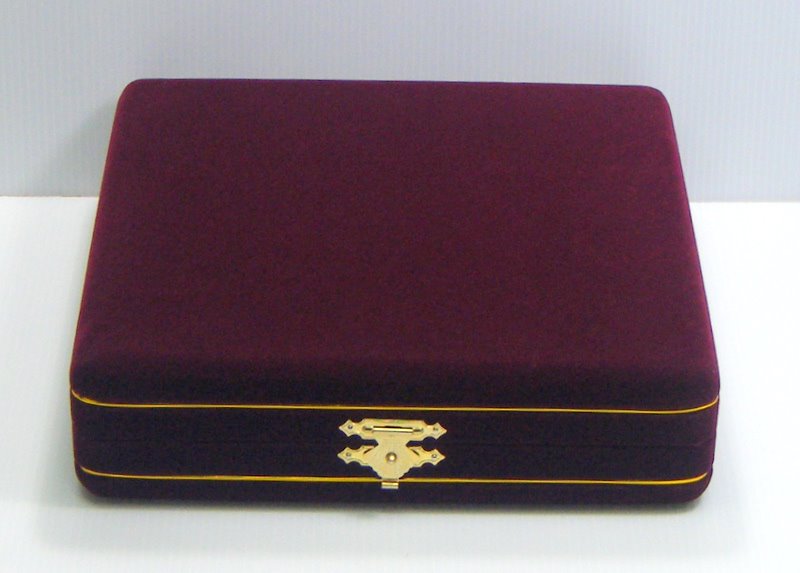 กล่องใส่พระแบบ 12ช่อง หุ้มกำมะหยี่สีเลือดหมู สวยหรูใส่พระพร้อมกล่องพลาสติกได้ มือ1ใหม่เอี่ยม