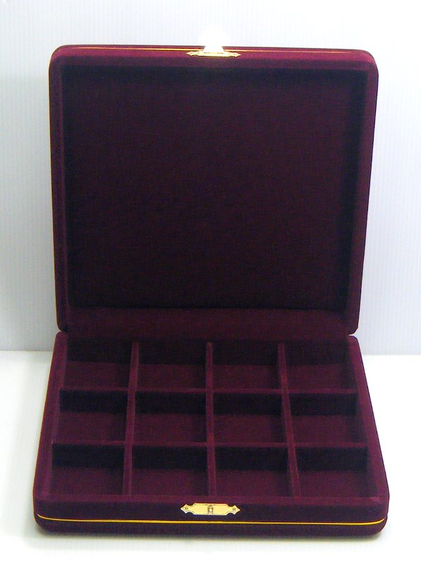 กล่องใส่พระแบบ 12ช่อง หุ้มกำมะหยี่สีเลือดหมู สวยหรูใส่พระพร้อมกล่องพลาสติกได้ มือ1ใหม่เอี่ยม