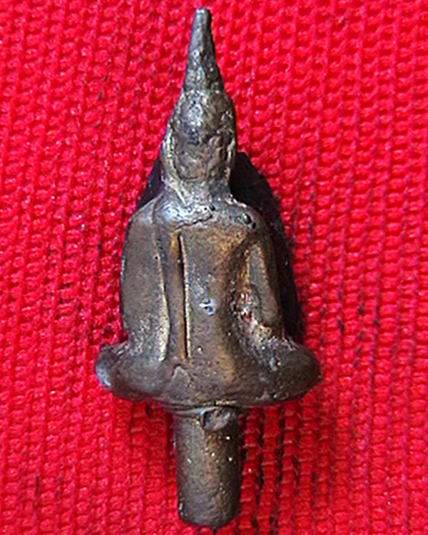 ยอดธงหลวงพ่อครึ้ม พิมพ์ใหญ่  เกศยาว เดื่อยยาว สภาพเดิมๆ น้ำทองตามซอกยังอยู่ครับ 