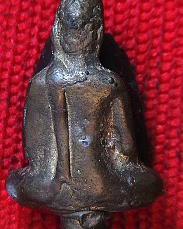 ยอดธงหลวงพ่อครึ้ม พิมพ์ใหญ่  เกศยาว เดื่อยยาว สภาพเดิมๆ น้ำทองตามซอกยังอยู่ครับ 