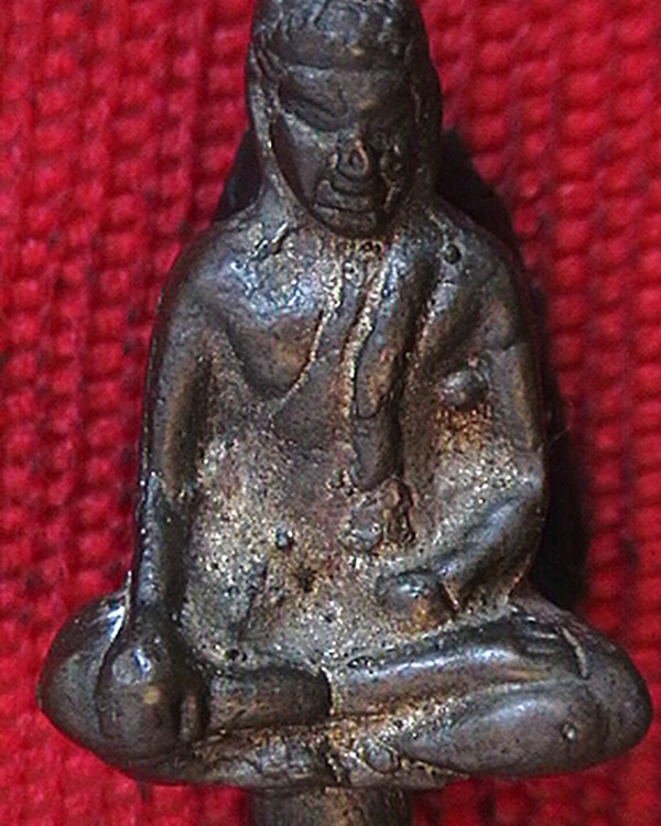 ยอดธงหลวงพ่อครึ้ม พิมพ์ใหญ่  เกศยาว เดื่อยยาว สภาพเดิมๆ น้ำทองตามซอกยังอยู่ครับ 