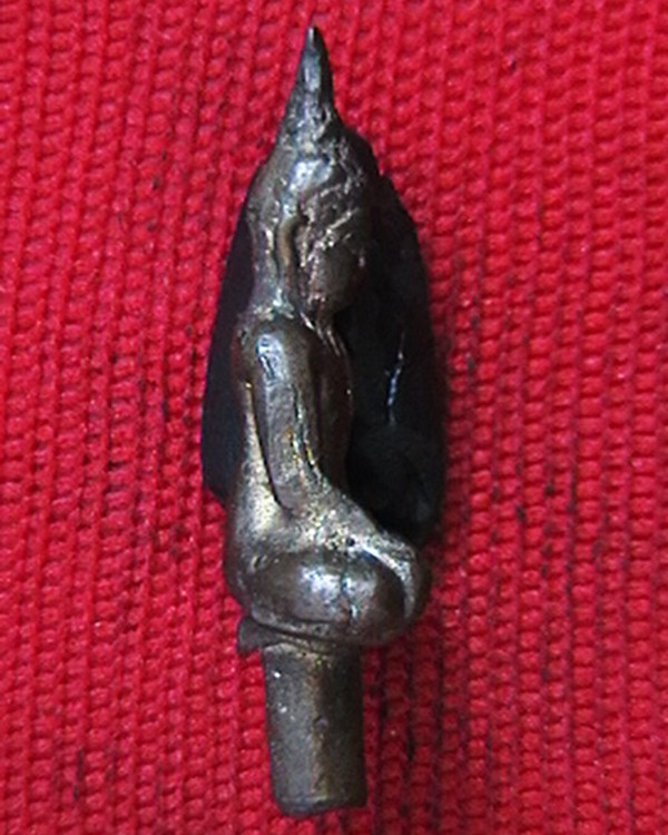 ยอดธงหลวงพ่อครึ้ม พิมพ์ใหญ่  เกศยาว เดื่อยยาว สภาพเดิมๆ น้ำทองตามซอกยังอยู่ครับ 