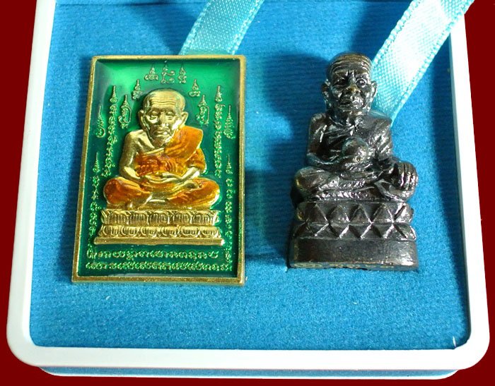 หลวงปู่ทวด หมื่นยันต์ รุ่นรวยหายห่วง ชุดพิเศษทอดกฐิน วัดช้างไห้ เนื้อฝาบาตรลงยาสีเขียว หมายเลข ๓๓๖๓