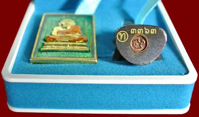 หลวงปู่ทวด หมื่นยันต์ รุ่นรวยหายห่วง ชุดพิเศษทอดกฐิน วัดช้างไห้ เนื้อฝาบาตรลงยาสีเขียว หมายเลข ๓๓๖๓