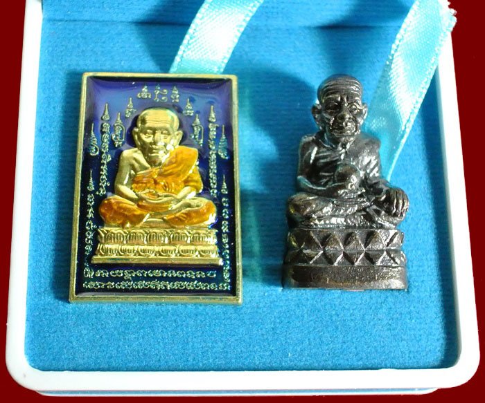 หลวงปู่ทวด หมื่นยันต์ รุ่นรวยหายห่วง ชุดพิเศษทอดกฐิน วัดช้างไห้ เนื้อฝาบาตลงยาสีน้ำเงิน หมายเลข ๓๓๗๑