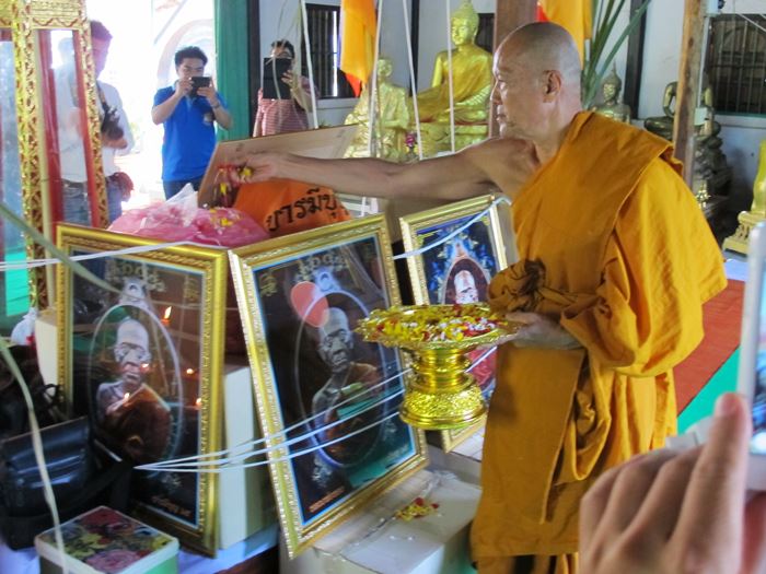 เหรียญเม็ดฟักทอง เนื้อสัตตะ ไม่ตัดปีก หลวงพ่อทอง วัดพระพุทธบาทเขายายหอม หมายเลข 491 สร้าง 1999 องค์