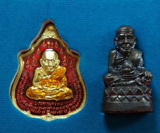 หลวงปู่ทวด หมื่นยันต์ รุ่นรวยหายห่วง ชุดพิเศษทอดกฐิน 3 องค์ วัดช้างไห้ เนื้อฝาบาตลงยาสีเเดง หมายเลข