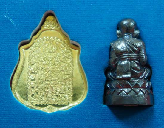 หลวงปู่ทวด หมื่นยันต์ รุ่นรวยหายห่วง ชุดพิเศษทอดกฐิน 3 องค์ วัดช้างไห้ เนื้อฝาบาตลงยาสีเเดง หมายเลข