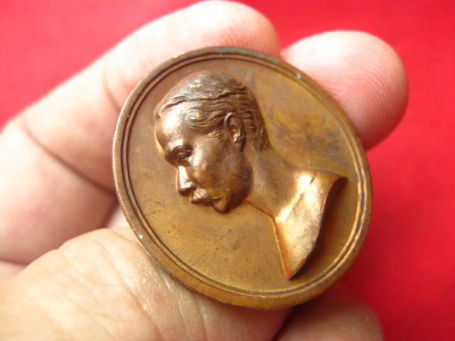 เหรียญเปลือยพระบาทสมเด็จพระจุลจอมเกล้าเจ้าอยู่หัว (ร. 5) ปี 2545 พร้อมกล่องเดิมอย่างดี