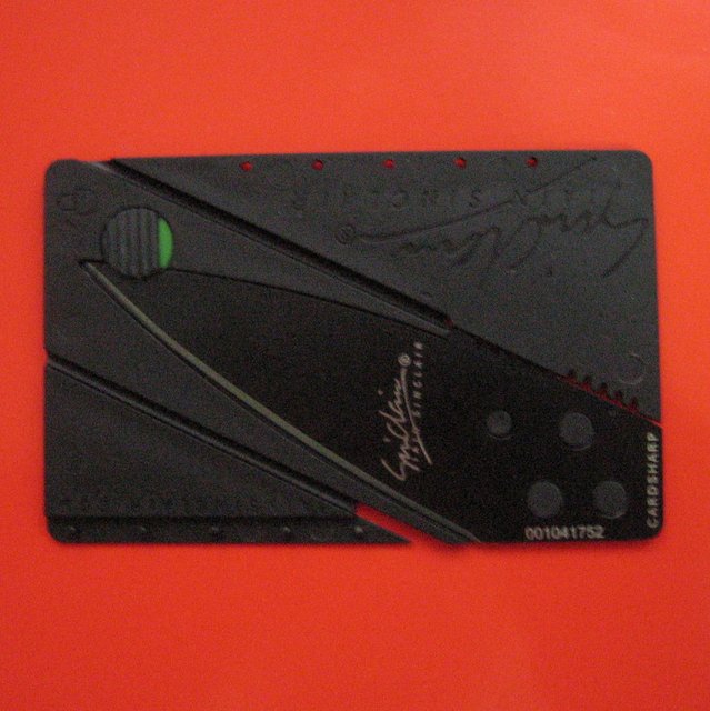 การด์มีดพก มีดพับ Card Sharp ลักษณะภาพนอกเป็นการ์ด ขนาดเท่าบัตรเครดิต หรือ ATM ทั่วไป 