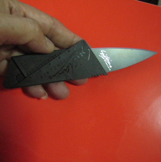 การด์มีดพก มีดพับ Card Sharp ลักษณะภาพนอกเป็นการ์ด ขนาดเท่าบัตรเครดิต หรือ ATM ทั่วไป 