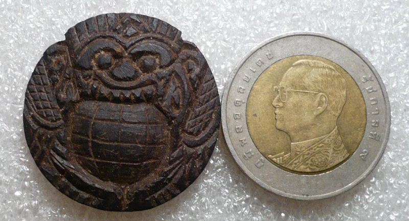 กะลาตาเดียว(ศิลปะร้อยเอ็ด)แกะสุริยัน จันทรา หลวงปู่ญาท่านสวน ฉนฺทโร วัดนาอุดม ครับ