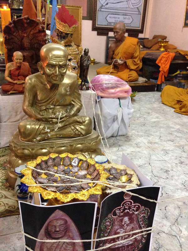 **เตารีดใหญ่ สร้างบารมี หลวงปู่เขียว เนื้อเหล็กน้ำพี้แก่สำริด เลข 30 แจกนำฤกษ์ เคาะเดียวแดง**
