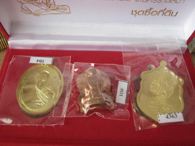ปาฏิหาริย์ EOD กองบุญ ชุดซื้อท ี่ดิน รับพระ 3 องค์ 3 แบบ....กล่องเดิม 