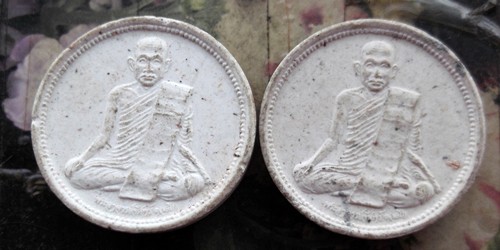 10 บาท กับ พระผงพระอาจารย์จันทร์ คเวสโก วัดป่าชัยรังสี  จ.สมุทรสาคร  ...Bi 853
