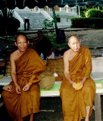 เหรียญหลวงพ่อประสิทธิ์  ปุญญามากโร  รุ่นแรก  เนื้อทองเหลือง จีวร เกศา หายากสุดๆ  สวยแชมป์ (เคาะเดียว
