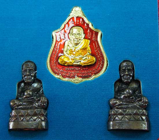 หลวงปู่ทวด หมื่นยันต์ รุ่นรวยหายห่วง ชุดพิเศษทอดกฐิน วัดช้างไห้ เนื้อฝาบาตลงยาสีแดง หมายเลข