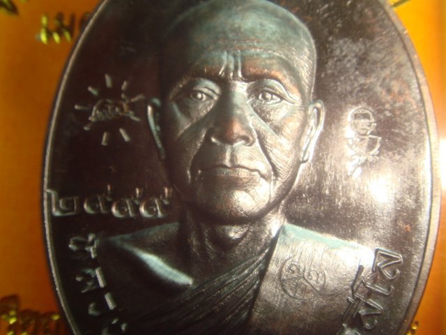 เหรียญเจริญพร หลวงพ่อทองวัดพระพุทธบาทเขายายหอม รุ่นแรกหลวงพ่อคูณปลุกเสกทองแดงรมดำหมายเลข2999เลขสวย