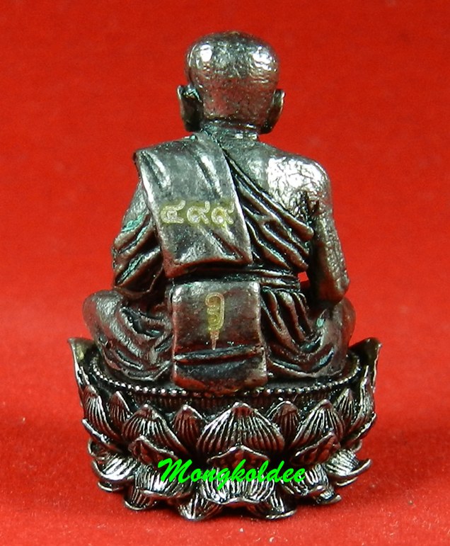 หลวงปู่ทวด สูง 1.2 นิ้ว รุ่น ปาฎิหาริย์สองโพธิสัตว์ เนื้อไวท์บราส รมดำ เลขสวย #499