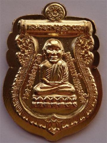 หลวงปู่ทวดรุ่นตระกูลเศรษฐี วัดห้วยมงคล เนื้อทองฝาบาตร ไม่ตัดปีก เคาะเดียว