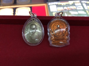 หลวงพ่ออุ้น วัดตาลกง รุ่นแรก ปี 2540 เนื้ออัลปาก้า หัวขีด นิยม สวยมาก