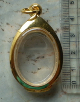 ตลับเงินแกะลาย ล้อมเพชร  ใส่เหรียญไข่กลาง  เคาะเดียว 