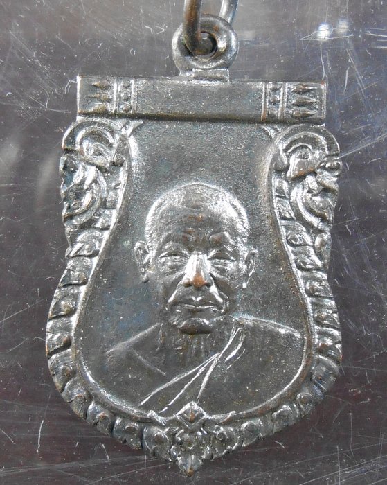 เหรียญเสมาล.พ.เงินวัดดอนยายหอมรุ่นธ๒๕๑๒เนื้อทองแดงรมดํามีผิวปรอทสวยๆครับ