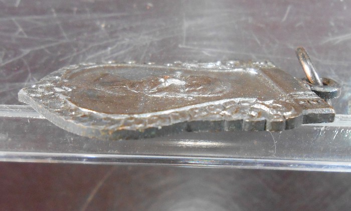 เหรียญเสมาล.พ.เงินวัดดอนยายหอมรุ่นธ๒๕๑๒เนื้อทองแดงรมดํามีผิวปรอทสวยๆครับ