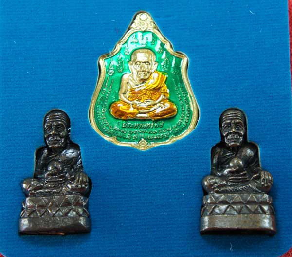 หลวงปู่ทวด หมื่นยันต์ รุ่นรวยหายห่วง ชุดพิเศษทอดกฐิน วัดช้างไห้ เนื้อฝาบาตลงยาสีเขียว หมายเลข 2536
