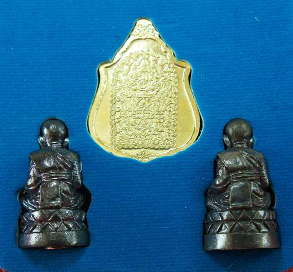 หลวงปู่ทวด หมื่นยันต์ รุ่นรวยหายห่วง ชุดพิเศษทอดกฐิน วัดช้างไห้ เนื้อฝาบาตลงยาสีเขียว หมายเลข 2536