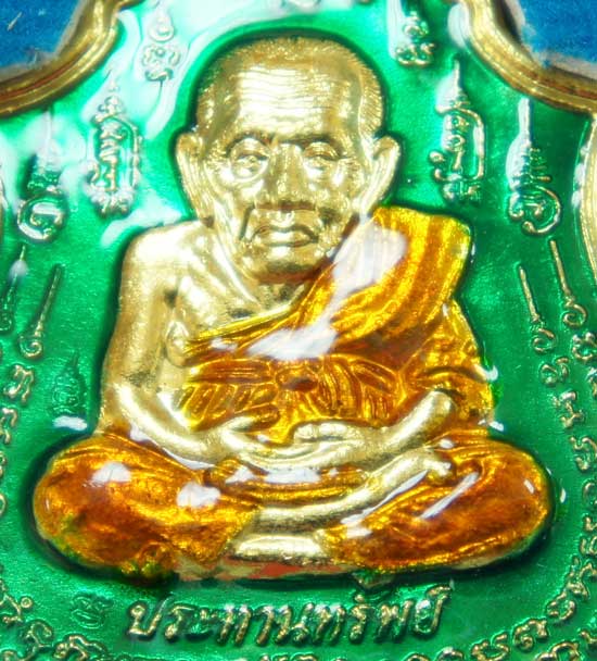 	หลวงปู่ทวด หมื่นยันต์ รุ่นรวยหายห่วง ชุดพิเศษทอดกฐิน วัดช้างไห้ เนื้อฝาบาตลงยาสีเขียว หมายเลข 2519