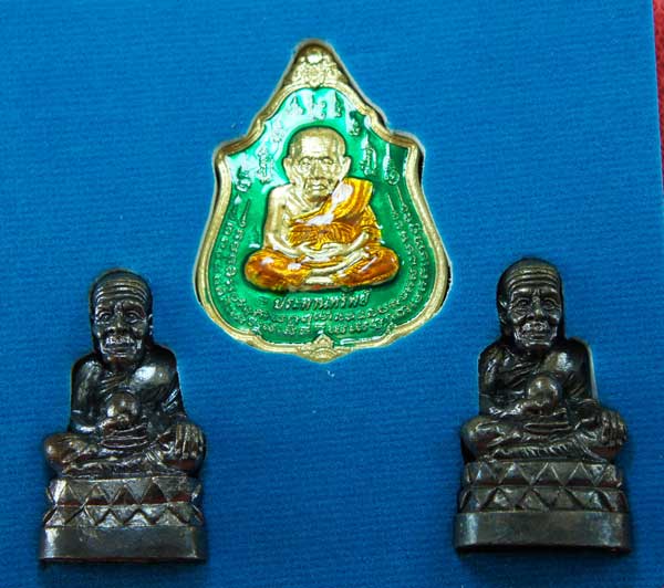 	หลวงปู่ทวด หมื่นยันต์ รุ่นรวยหายห่วง ชุดพิเศษทอดกฐิน วัดช้างไห้ เนื้อฝาบาตลงยาสีเขียว หมายเลข 2519