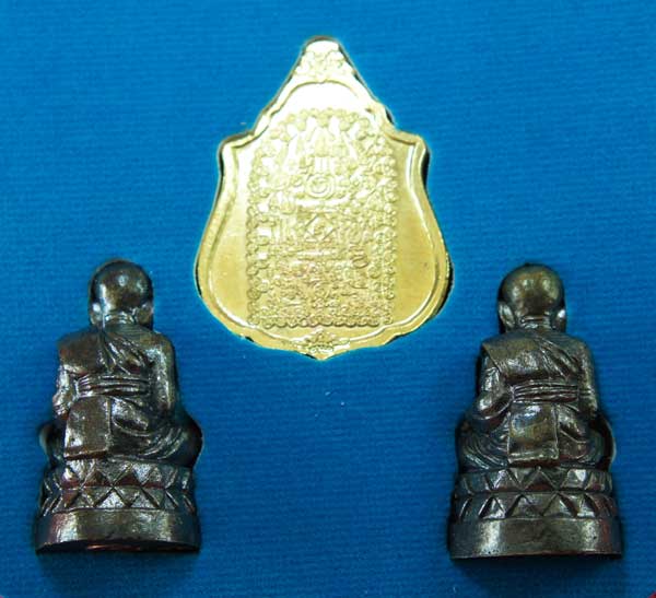 	หลวงปู่ทวด หมื่นยันต์ รุ่นรวยหายห่วง ชุดพิเศษทอดกฐิน วัดช้างไห้ เนื้อฝาบาตลงยาสีเขียว หมายเลข 2519
