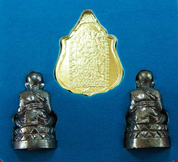 หลวงปู่ทวด หมื่นยันต์ รุ่นรวยหายห่วง ชุดพิเศษทอดกฐิน วัดช้างไห้ เนื้อฝาบาตลงยาสีน้ำเงิน หมายเลข 2759