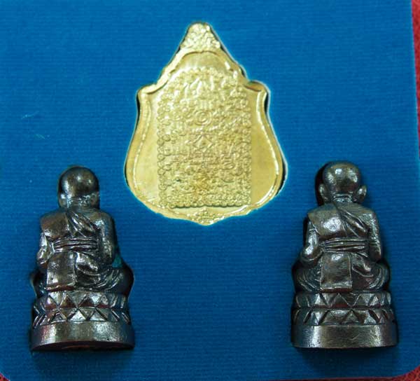 หลวงปู่ทวด หมื่นยันต์ รุ่นรวยหายห่วง ชุดพิเศษทอดกฐิน วัดช้างไห้ เนื้อฝาบาตลงยาสีน้ำเงิน หมายเลข 2795
