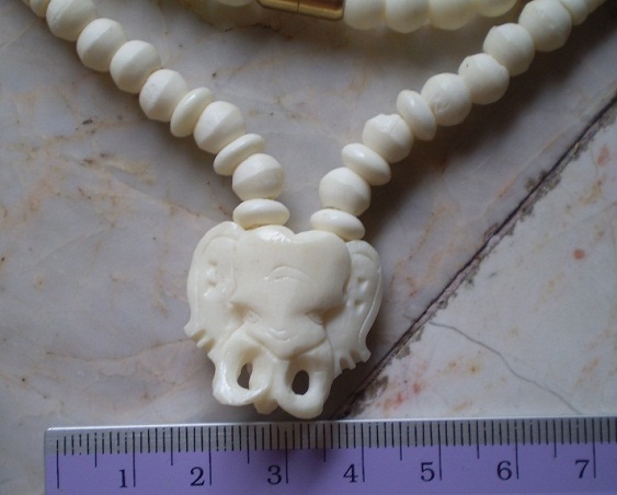 สร้อยกระดูกช้างล้วน   ห่วงกลางหัวช้าง  เคาะเดียว 