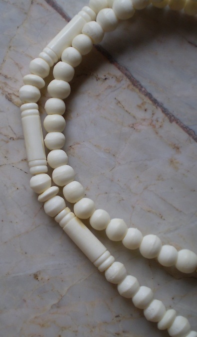 สร้อยกระดูกช้างล้วน   ห่วงกลางหัวช้าง  เคาะเดียว 