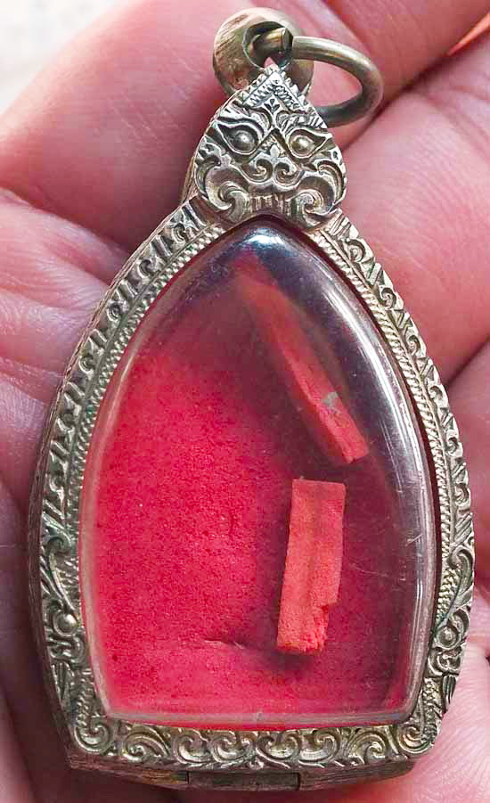 ตลับเงินแกะลาย ใส่ เหรียญหล่อเจ้าสัว 2 หลวงปู่บุญ วัดกลางบางแก้ว น้ำหนัก 12.7 กรัม  สภาพสวยเดิม ๆๆ 