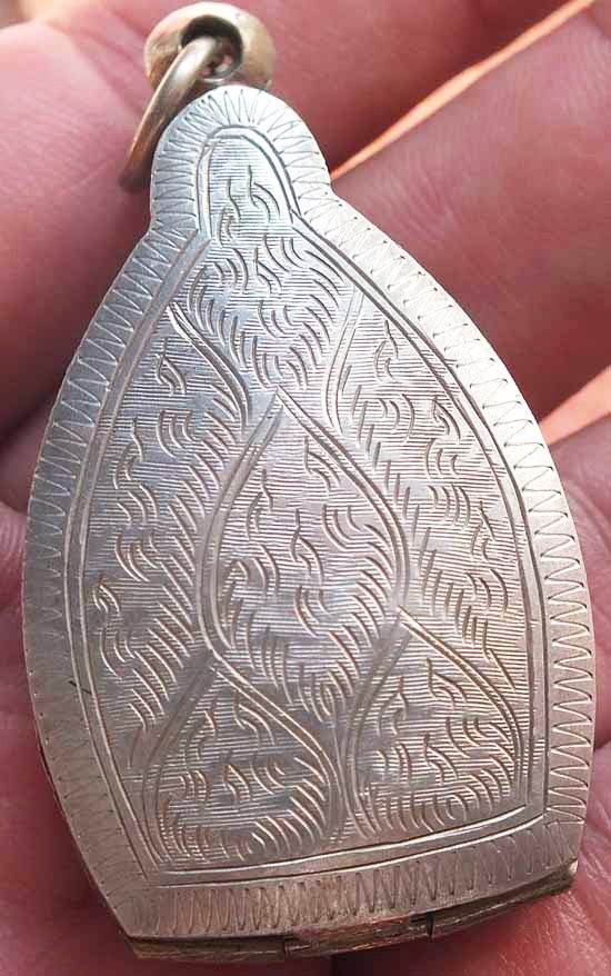 ตลับเงินแกะลาย ใส่ เหรียญหล่อเจ้าสัว 2 หลวงปู่บุญ วัดกลางบางแก้ว น้ำหนัก 12.7 กรัม  สภาพสวยเดิม ๆๆ 