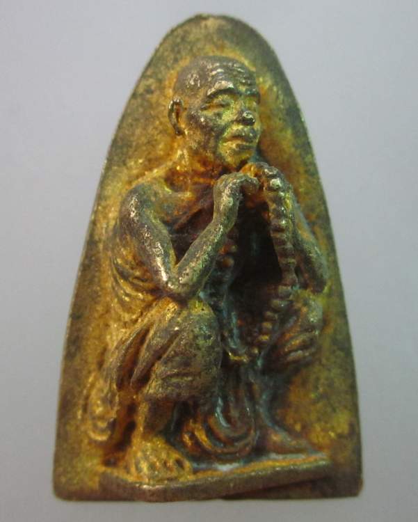 เหรียญหล่อหลวงพ่อคูณ รุ่นดีคูณรวย หายากครับ  2