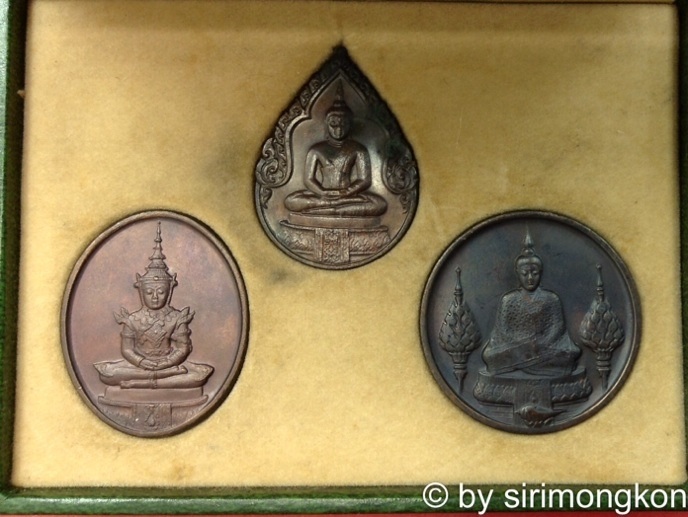 ชุดเหรียญพระแก้วมรกต ภปร. บล็อกพระราชศรัทรา ปี2525 เนื้อทองแดง ฉลองวัดพระศรีรัตนศาสดาราม กล่องเดิม